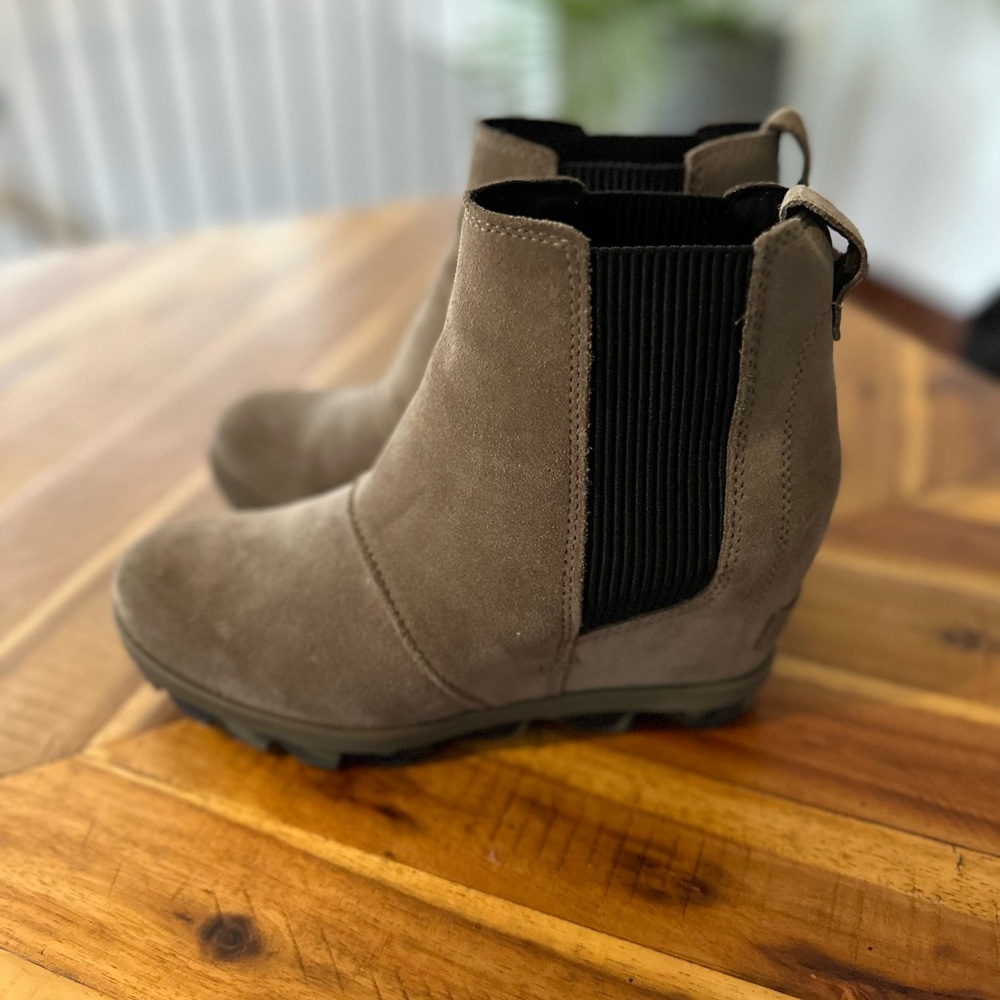 Sorel Joan of Artic Chelsea Wedge Boot in Sage Green Camo. Size 6.5